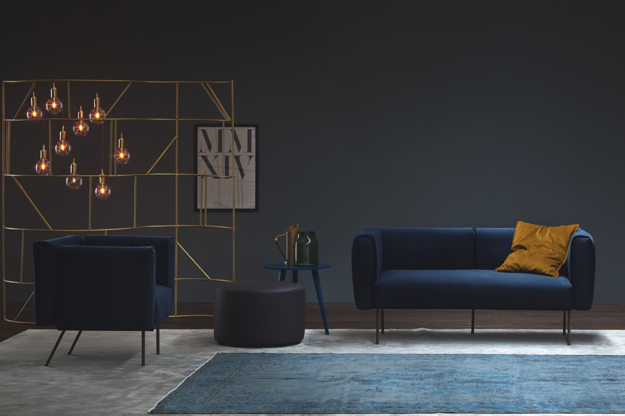Tamsiai mėlyna sofa Onni su geltona pagalve, šalia fotelis ir pufas, Novamobili