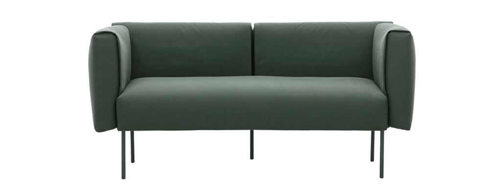 Tamsiai žalias audinys ir plonos kojos, dvivietė sofa Onni, baltame fone, Novamobili