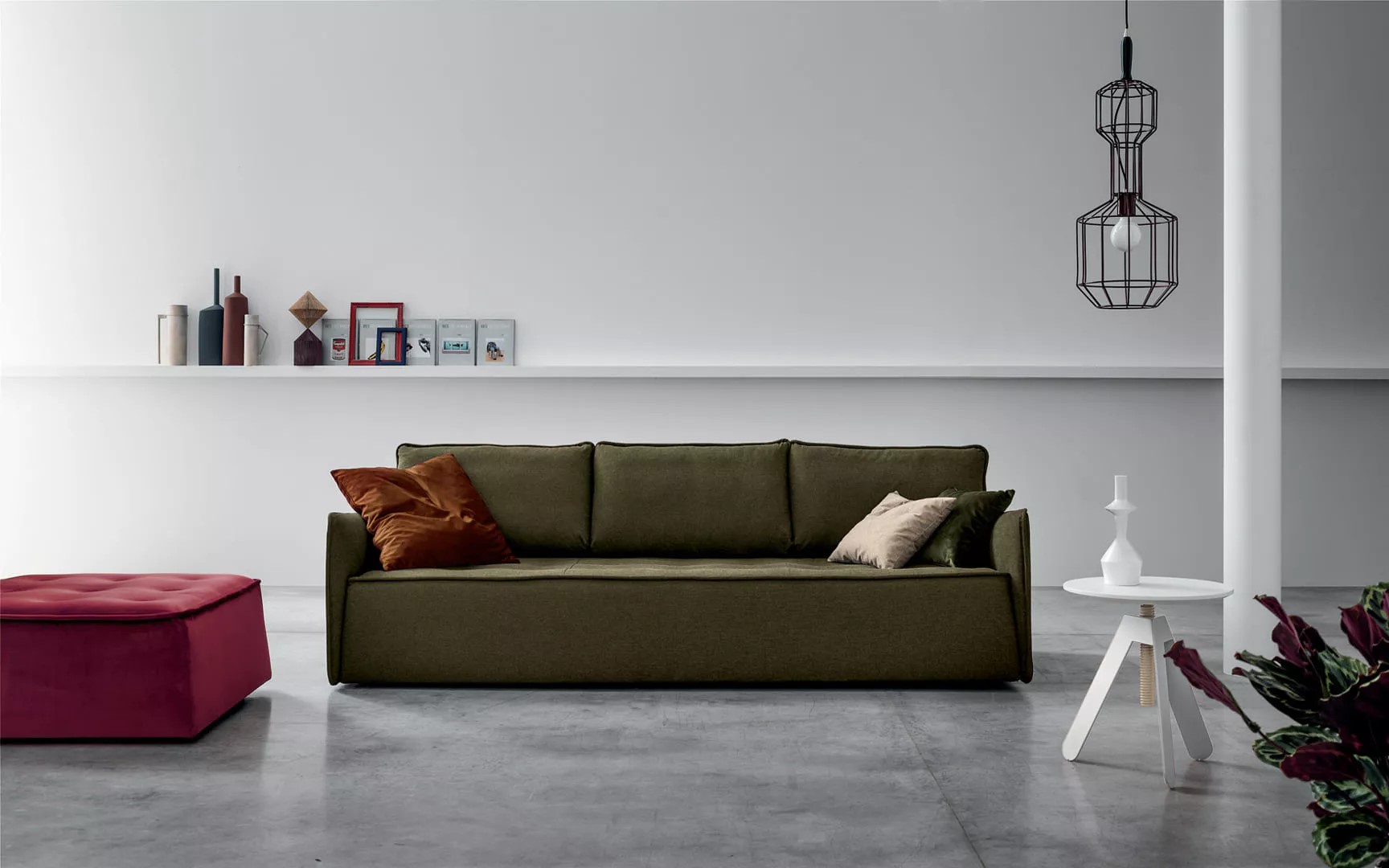 Alyvuogių žalia trivietė audinio sofa Antares šviesioje svetainėje, Bontempi