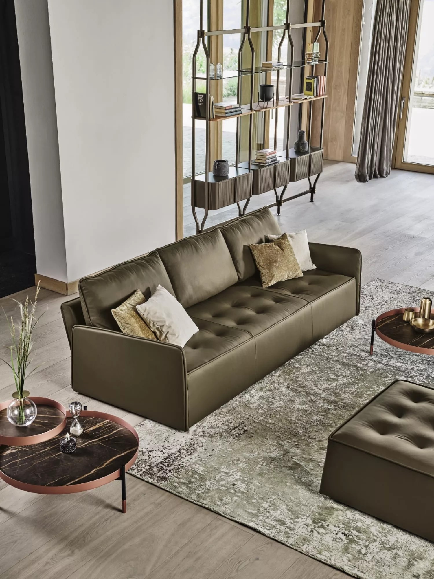 Alyvuogių žalios odos trivietė sofa Antares su pufu svetainėje, Bontempi