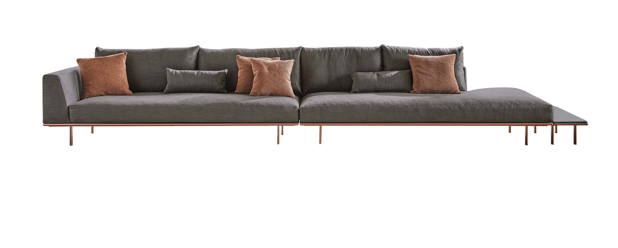 Ilga tamsiai pilka sofa Dakota su vario spalvos kojomis ir oranžinėmis pagalvėlėmis baltame fone, Bontempi