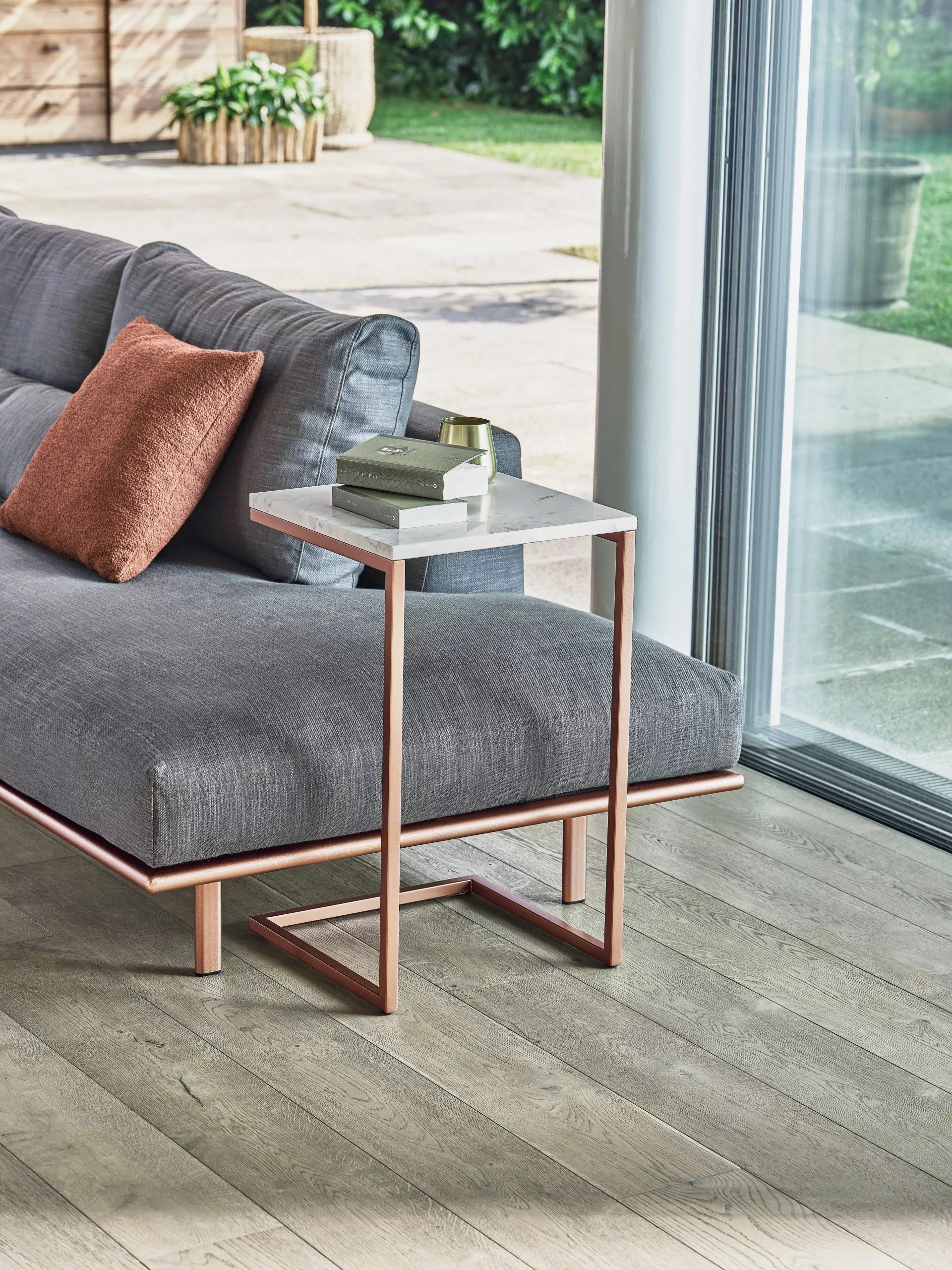 Pilka sofa Dakota su vario spalvos pagrindu ir šoniniu staliuku, Bontempi